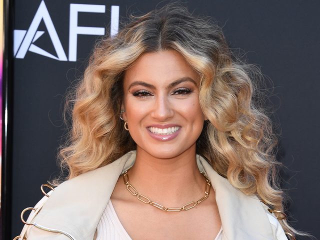Tori Kelly Height Weight Body Measurements